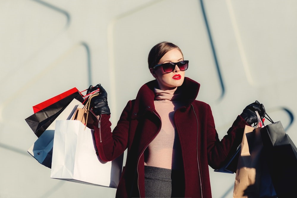 Chica con estilo saliendo de comprar